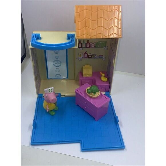 PEPPA PIG LITTLE VET CLINIC TOY FOR AGES 2+ - Picture 1 of 7
